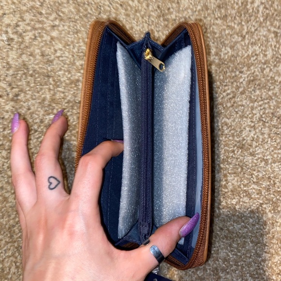 NWT tommy hilfiger wallet - Picture 4 of 4